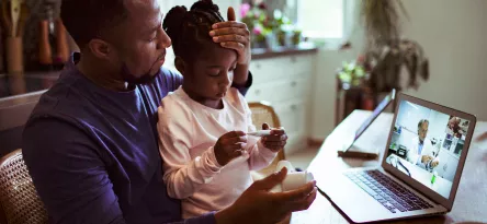Pai com a familia em uma consulta online