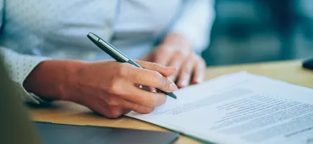 Pessoa assinando documento