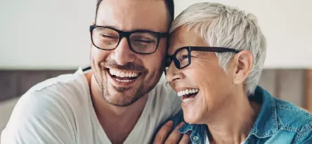 Mãe idosa e filho sorrindo
