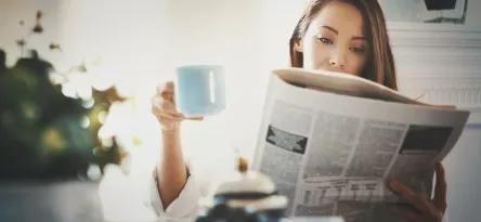 Mulher lendo jornal