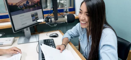 Colaboradora na sala de imprensa