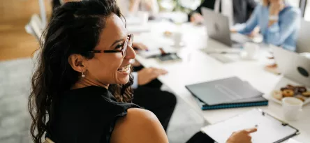 Mulher sorrindo em uma reunião