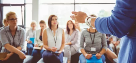 Gestora dando palestra para os colaboradores