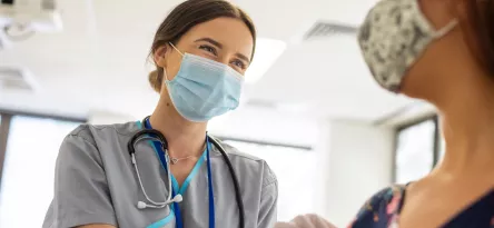 Enfermeira conversando com paciente