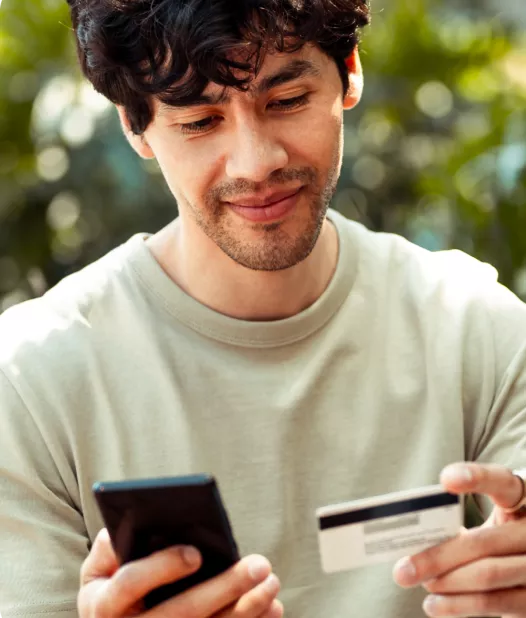 Homem consultando plano online.