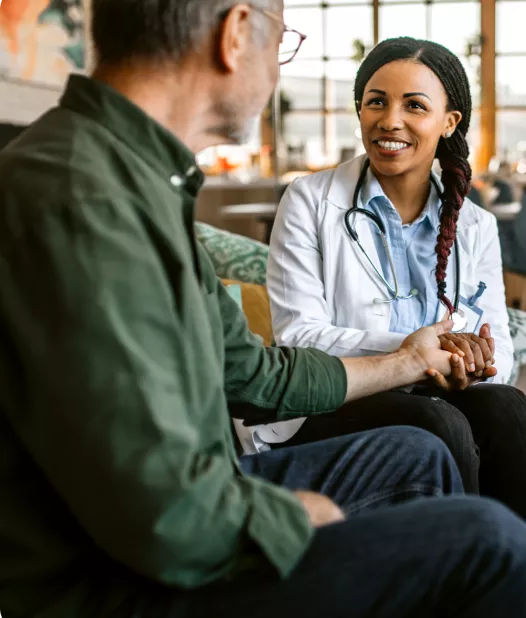 Médica conversando com paciente.