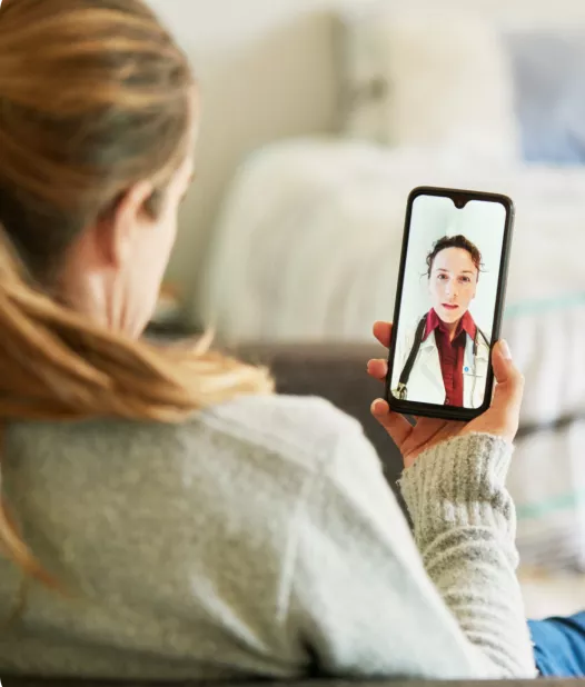 Mulher falando com uma médica por chamada de vídeo Mulher falando com uma médica por chamada de vídeo