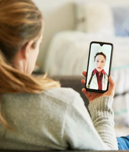 Mulher falando com uma médica por chamada de vídeo Mulher falando com uma médica por chamada de vídeo