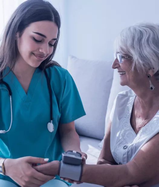 Mulher falando com uma médica por chamada de vídeo Mulher falando com uma médica por chamada de vídeo