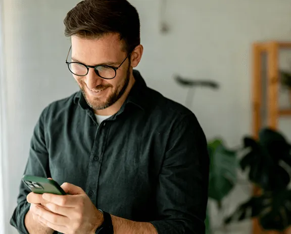 Médico auxiliando paciente