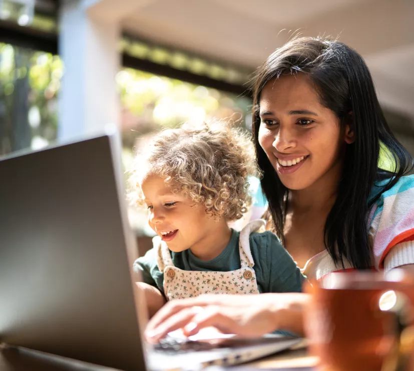 Mãe e filha acessando a central de ajuda