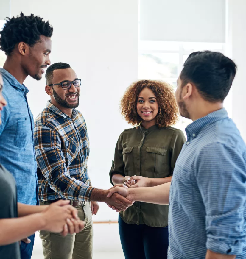 Grupo de pessoas conversando