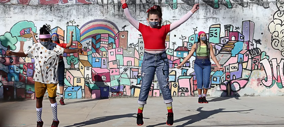 Apresentações das diversas manifestações culturais da comunidade e da Escola de Artes.