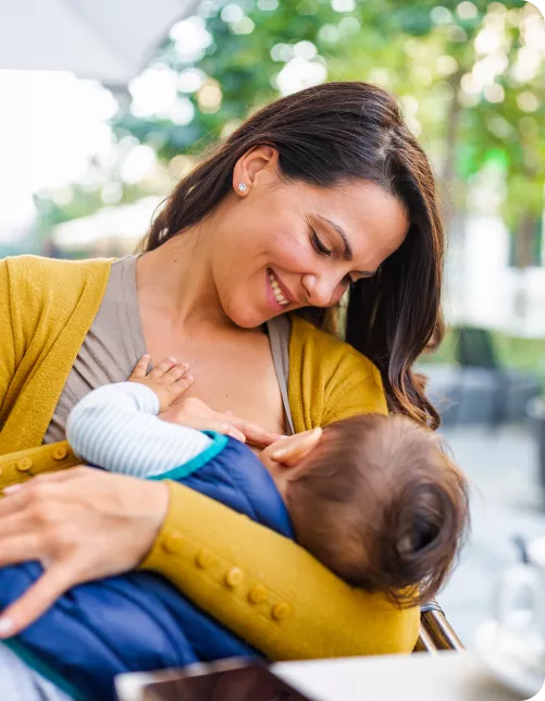 Mulher amamentando seu bebe
