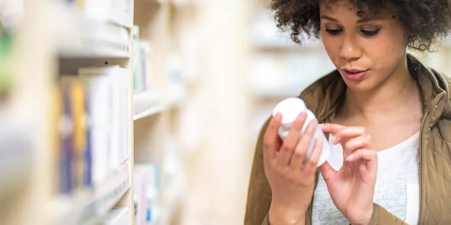 Mulher com medicamento