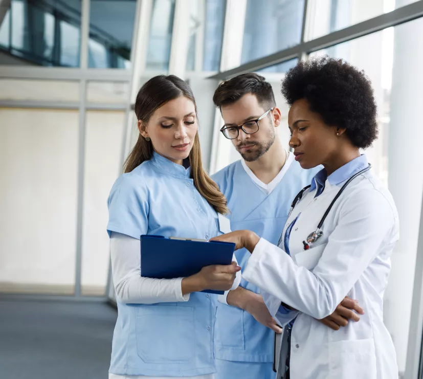 tres medicos conversando