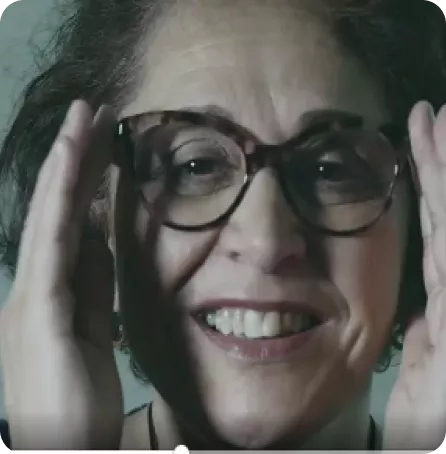 Imagem de uma mulher olhando para o lado