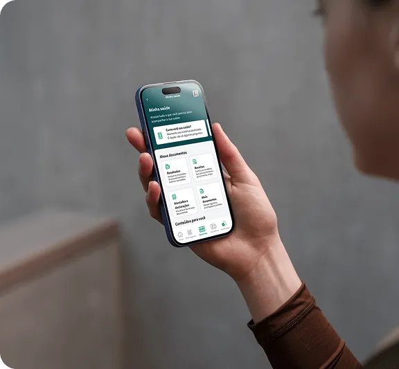 Médico auxiliando paciente