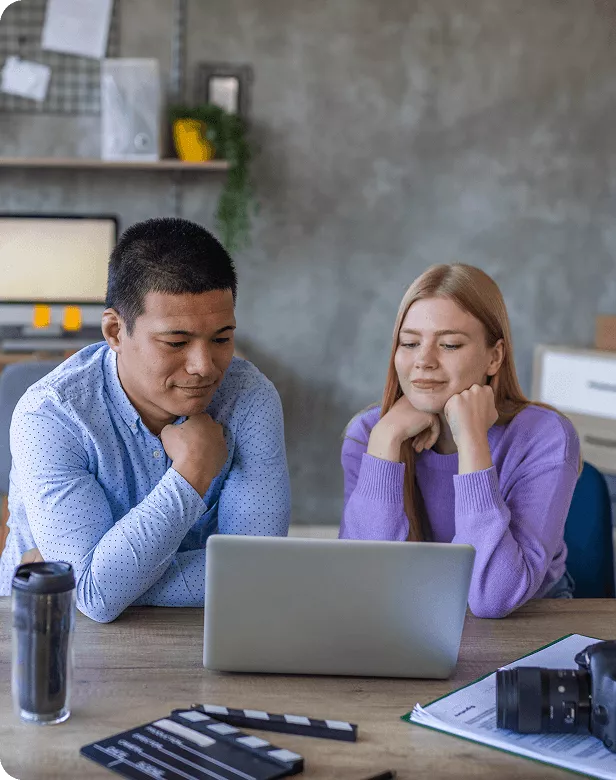 Pai com criança no colo 