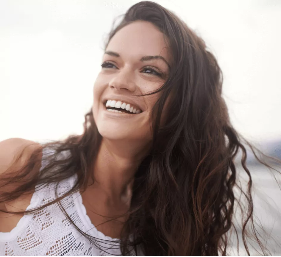 Mulher ao ar livre sorrindo Mulher ao ar livre sorrindo