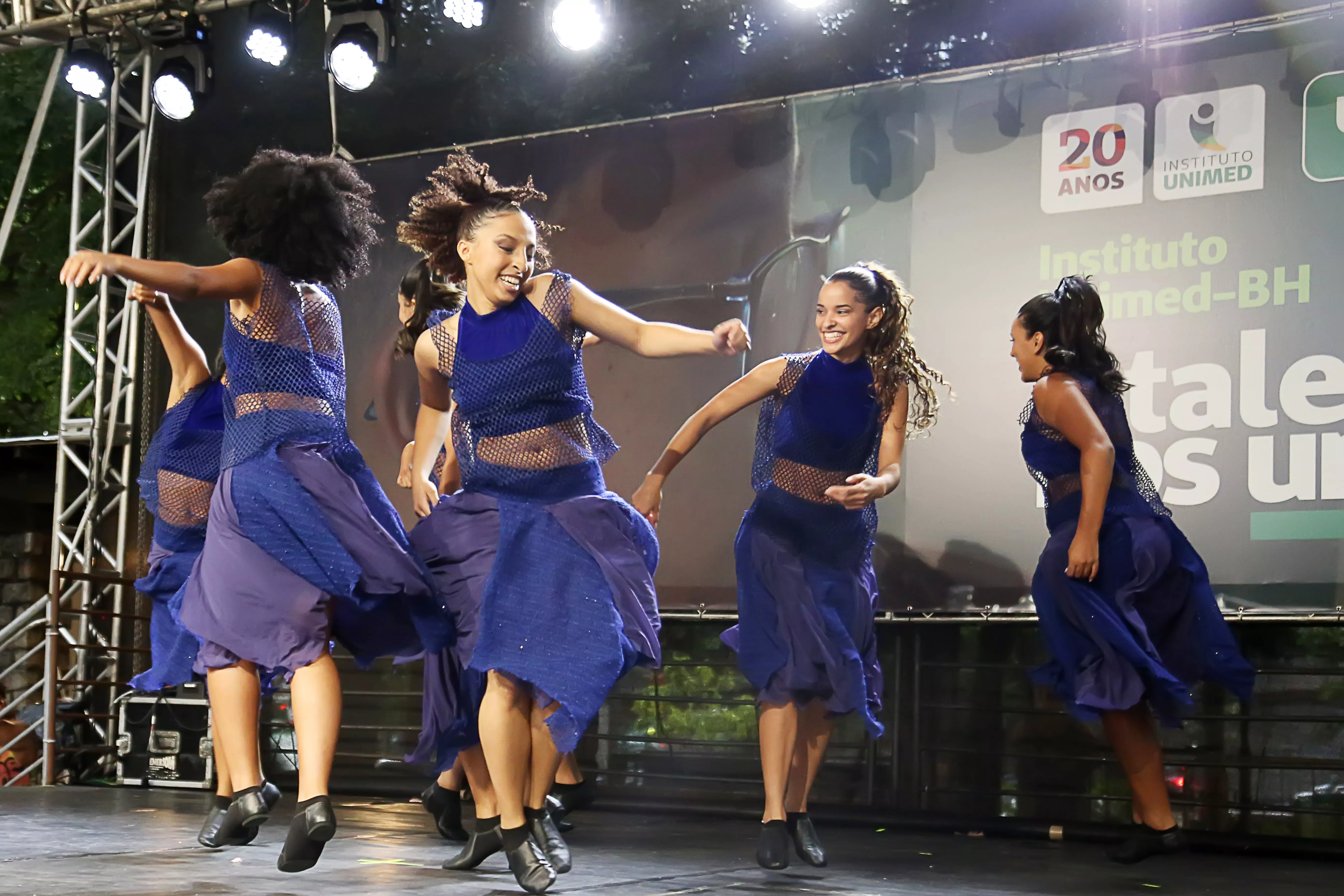 Patrocínio a projetos culturais Duas mulheres tocando um instrumento musical