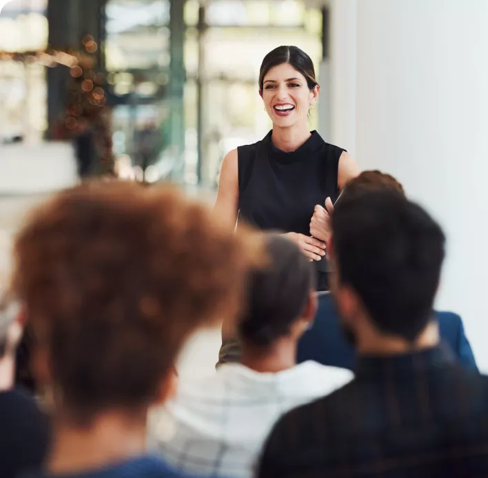 Mulher falando em uma reunião Mulher falando em uma reunião