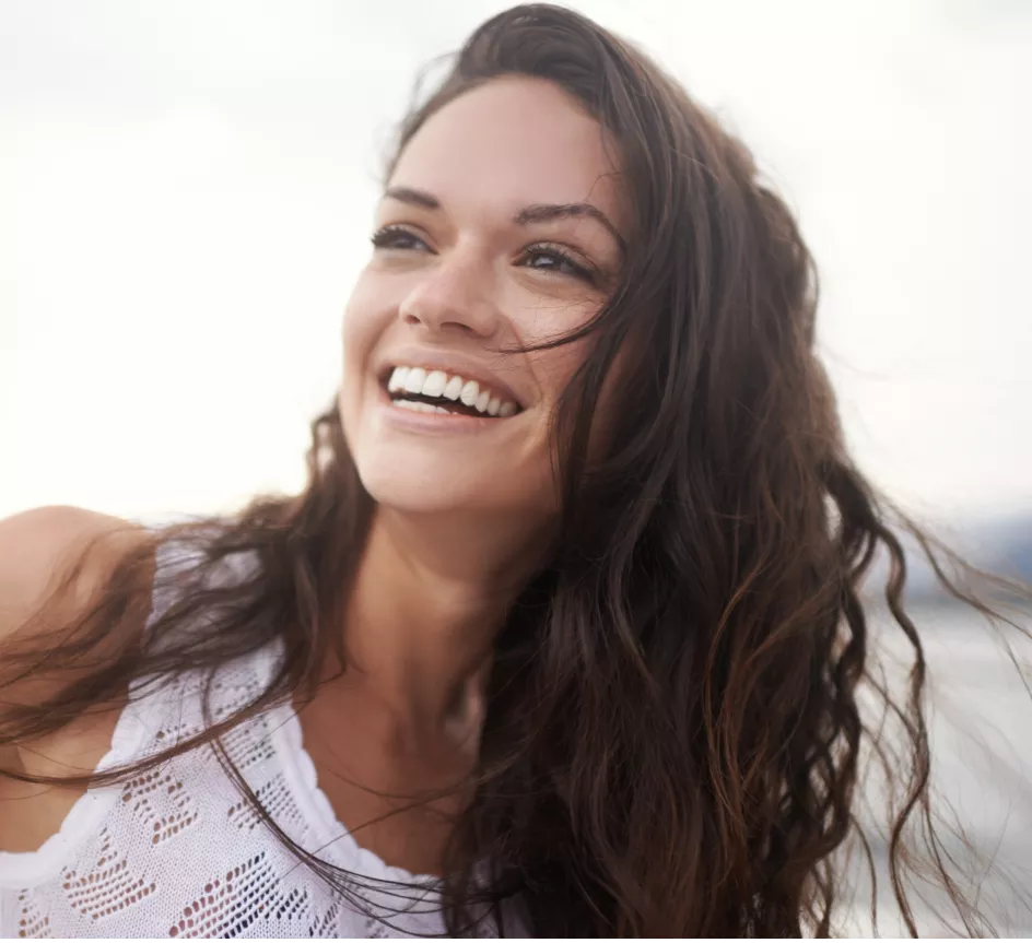 Mulher ao ar livre sorrindo Mulher ao ar livre sorrindo