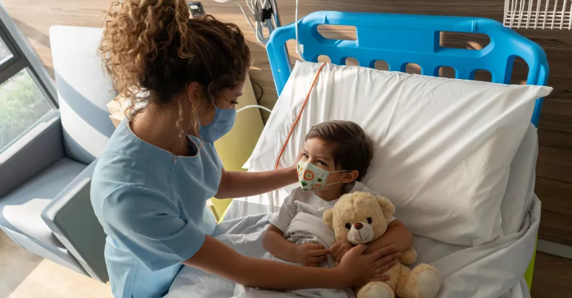 Uma médica cuidando de uma criança Uma médica cuidando de uma criança