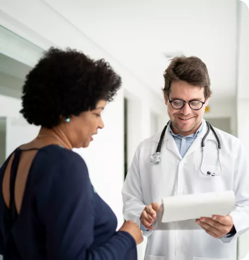 Médico atendendo ligação Médico atendendo ligação