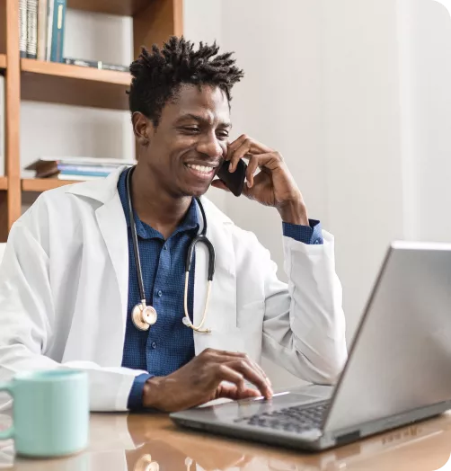 Médico atendendo ligação Médico atendendo ligação